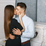 пара обіймається і цілується