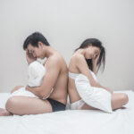 пара сидить спинам один до одного