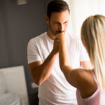 чоловік цілує руку дівчині